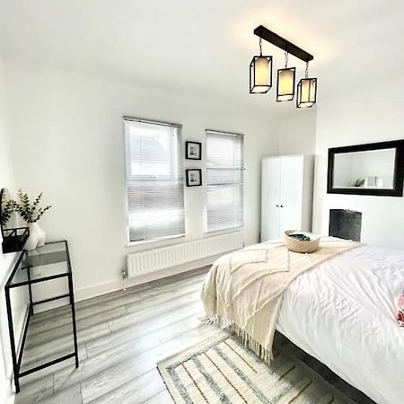 Spacious Modern Victorian House In Rochester Wainscot Exterior photo